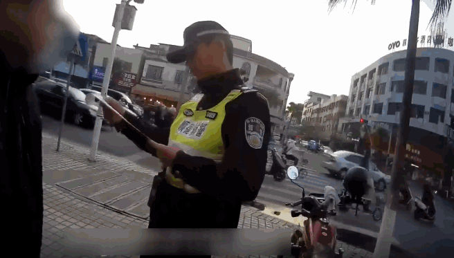【每日平安第25期】男子不满处罚手撕罚单,酒驾被查同伴偷警察手机